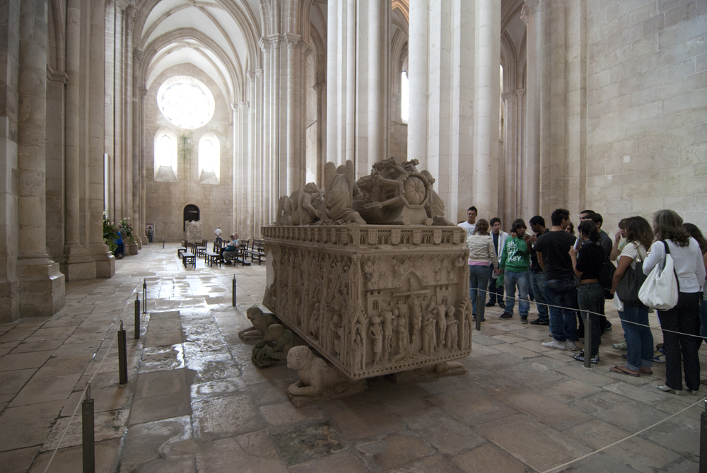 01 De twee geliefden liggen elk in een vleugel van de kerk verkleind