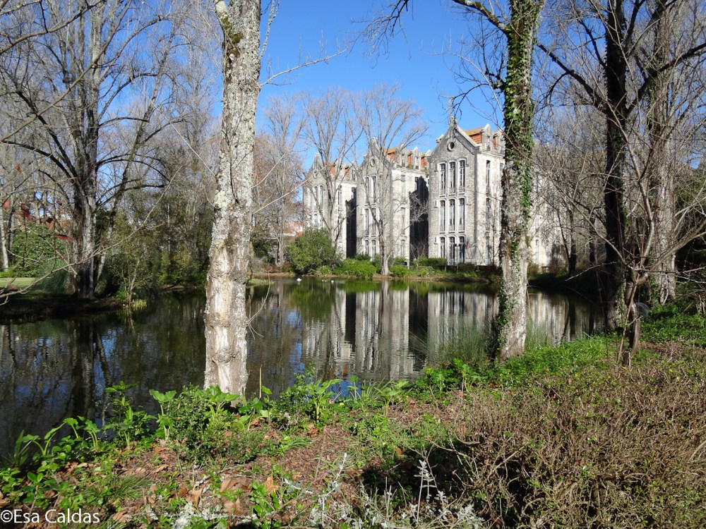 Oude_vervallen_gebouwen_in_Park_Caldas_da_Rainha