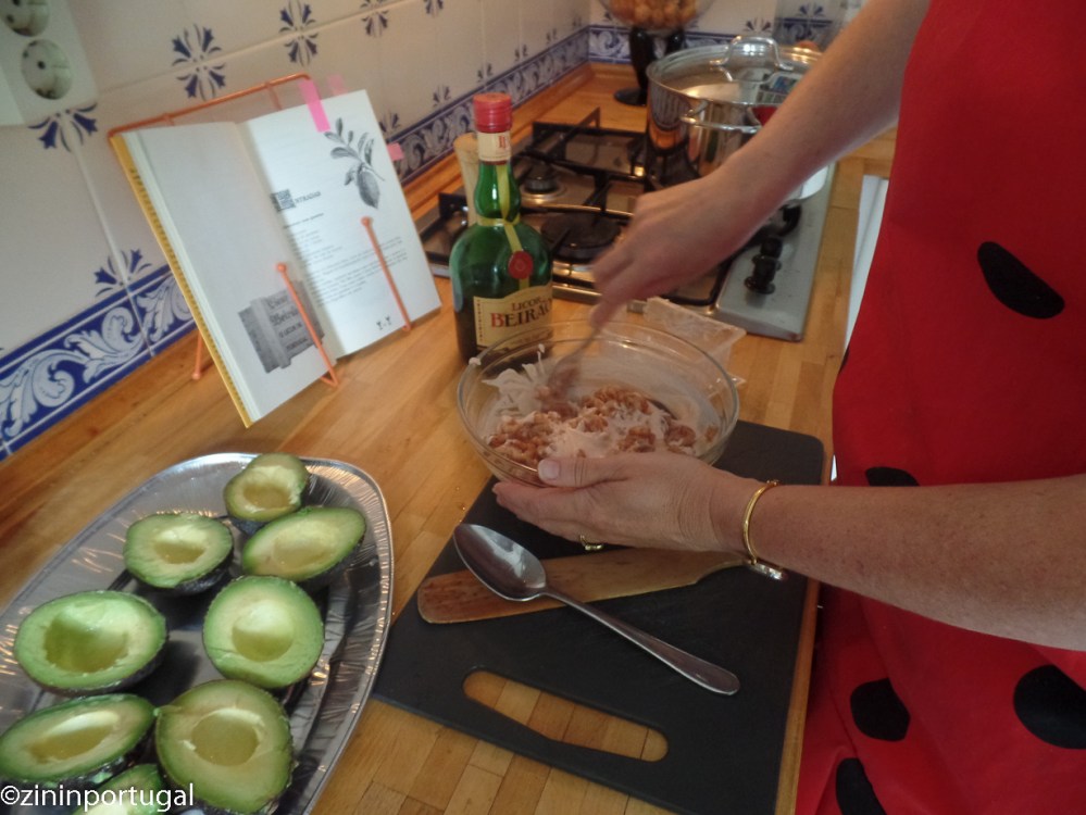 Vullen avocados met Licor Beirão-saus