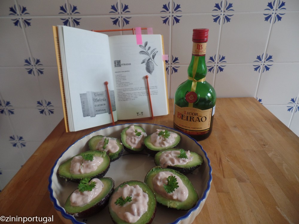 Avocados gevuld met Licor Beirão-saus en garnaaltjes