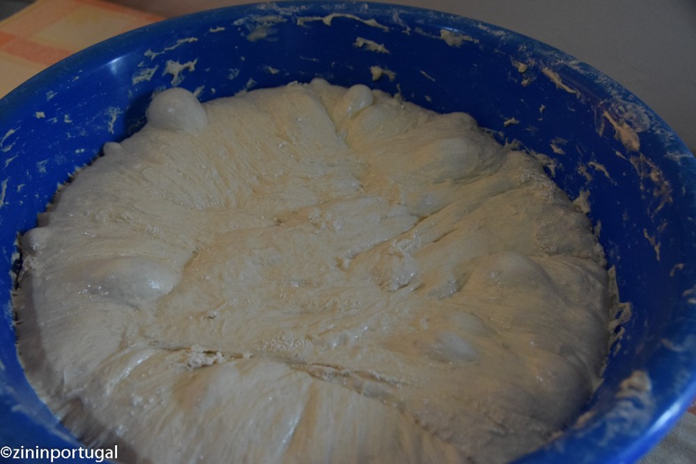 Pão caseiro bakken: bubbels, dus klaar voor de oven