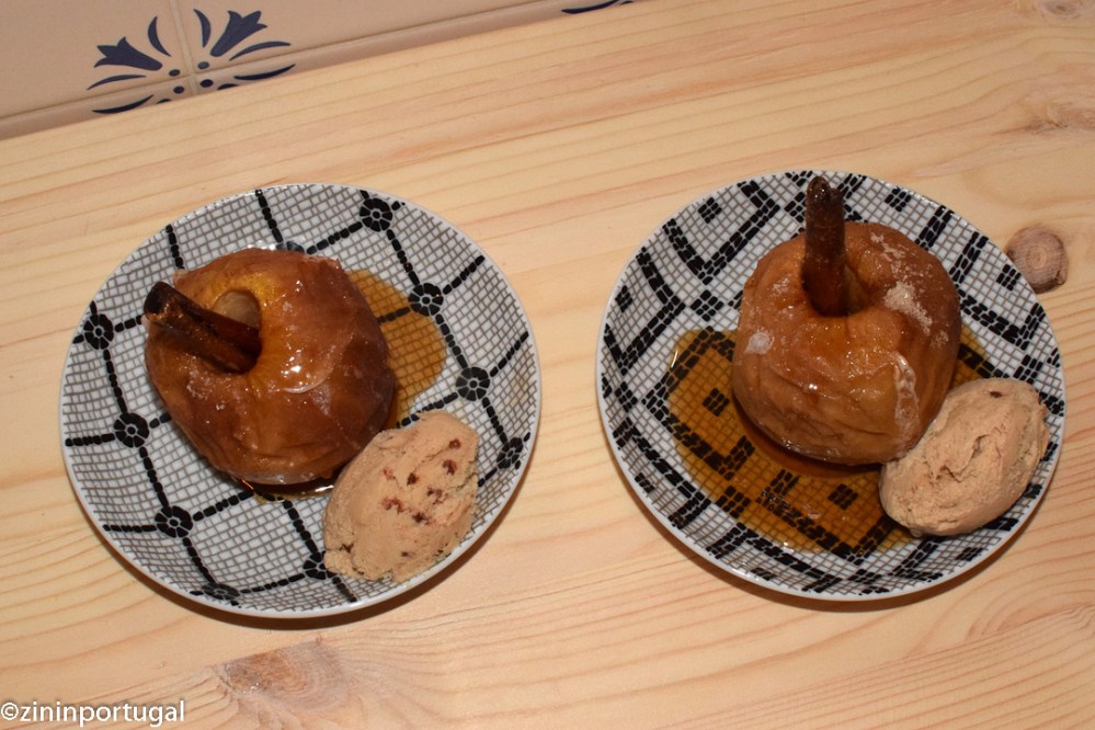 Maçã assada met kaneelijs