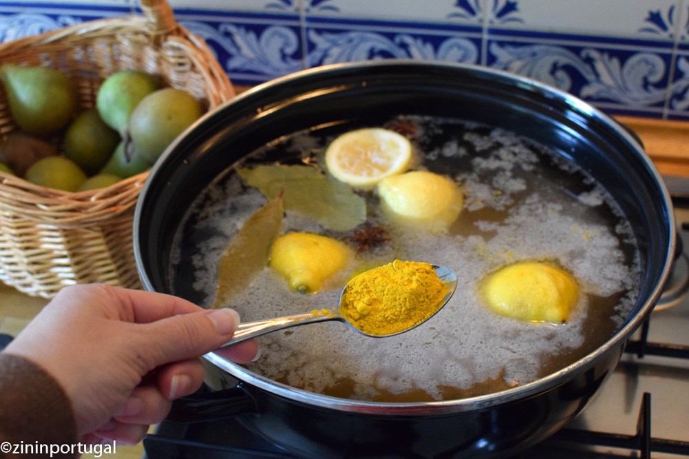 Stoofpeertjes; kurkuma toevoegen