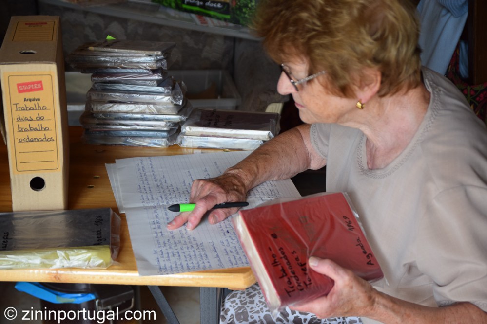 Mama bezig met archief